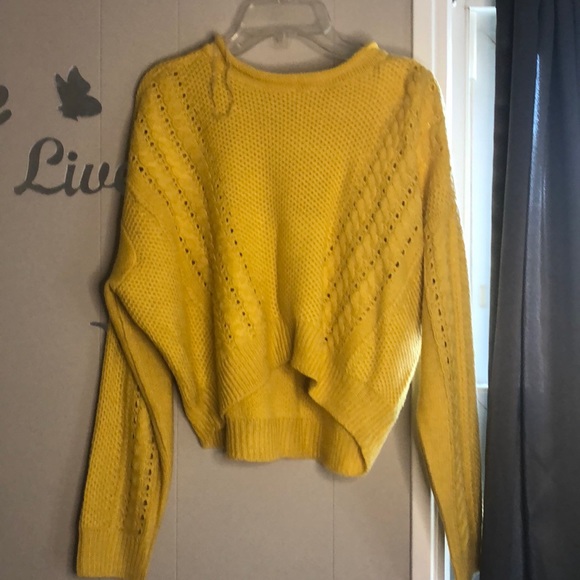 A sweater - Picture 1 of 2